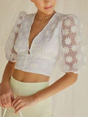 Forever 21 White Daisy Puff-Sleeve V-Neck Crop Top